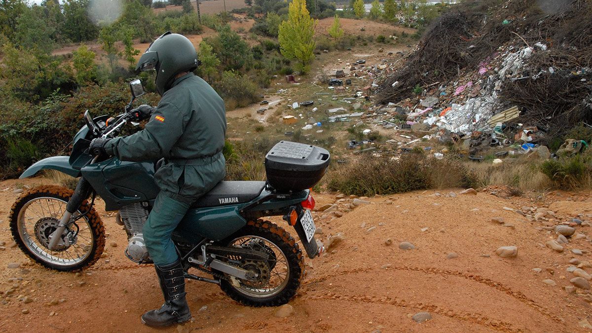 Agentes del Seprona en una imagen de archivo. | MAURICIO PEÑA Agentes del Seprona en una imagen de archivo. | MAURICIO PEÑA