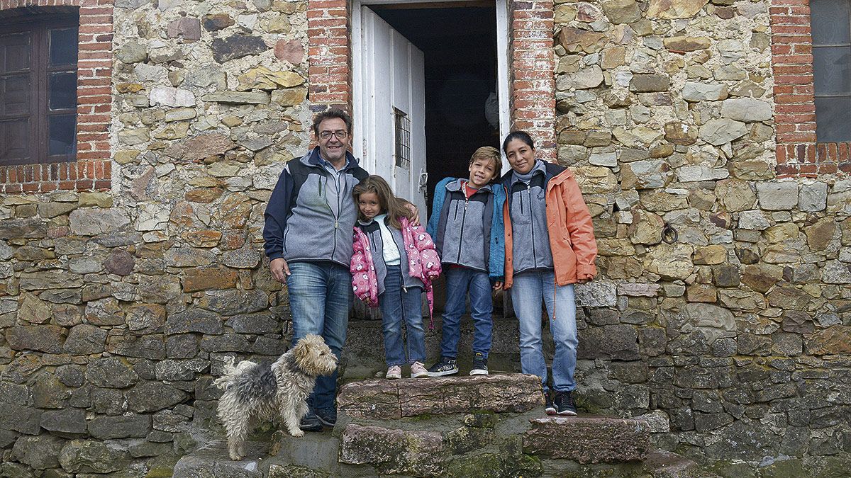 Juan Antonio Puerta González y Raquel Maldonado con sus dos hijos, Pablo y Tiara, en la puerta de la casa familiar en Oville. | MAURICIO PEÑA
