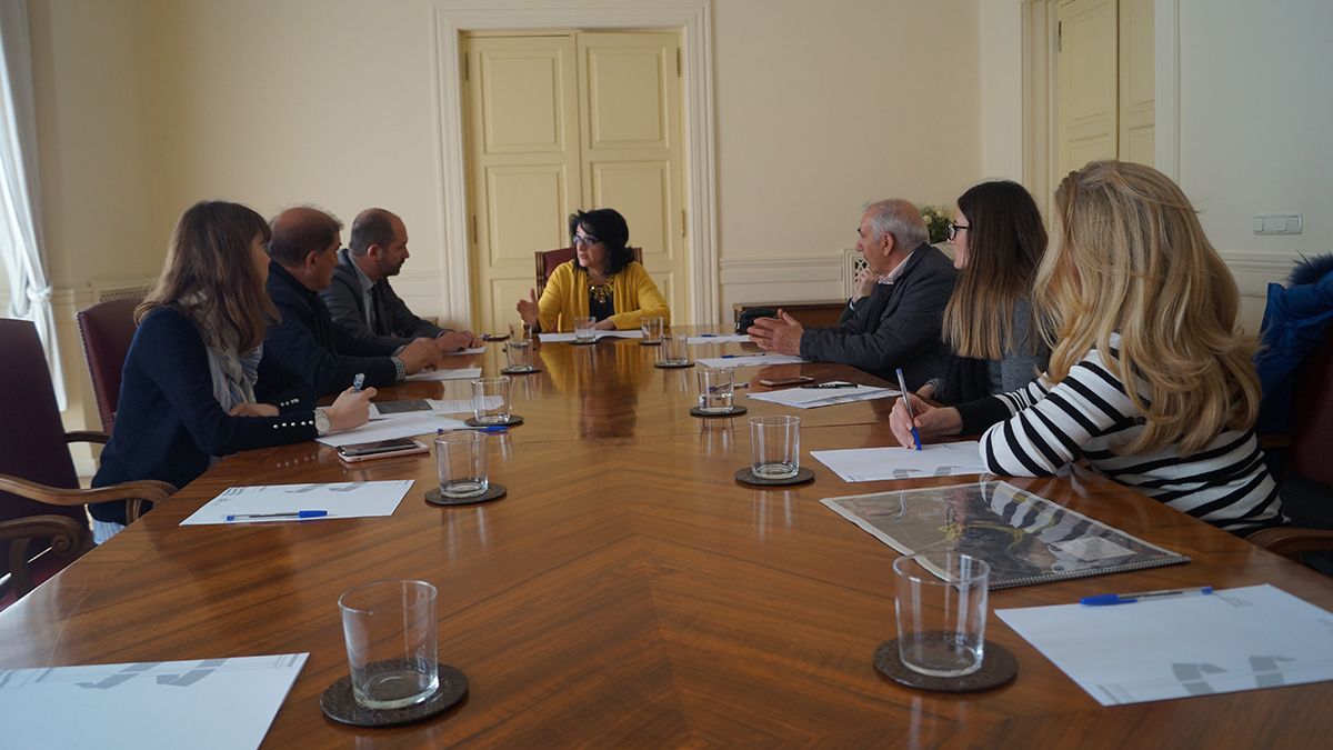 Un momento de la reunión presidida por Teresa Mata. | L.N.C.