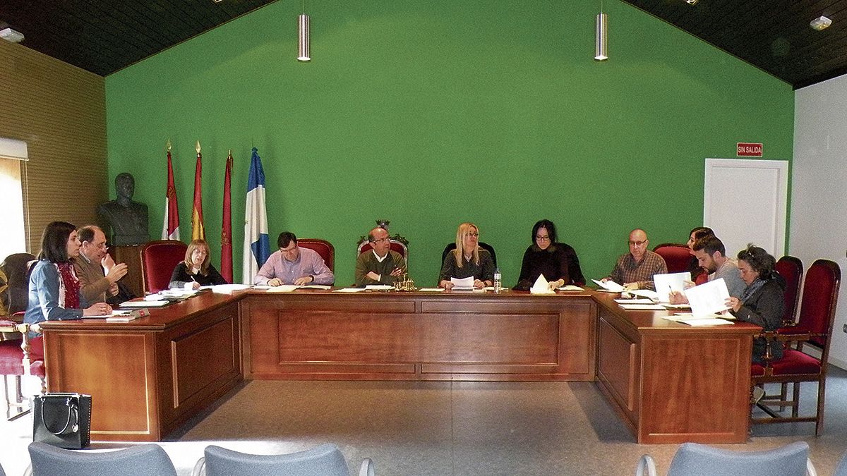 Un momento del pleno celebrado este lunes por la mañana en el Ayuntamiento de La Pola de Gordón. | E. NIÑO