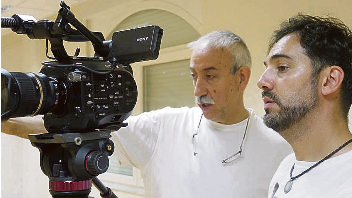 El guionista y director Epigmenio Rodríguez y el director de fotografía Ricardo Fernández.