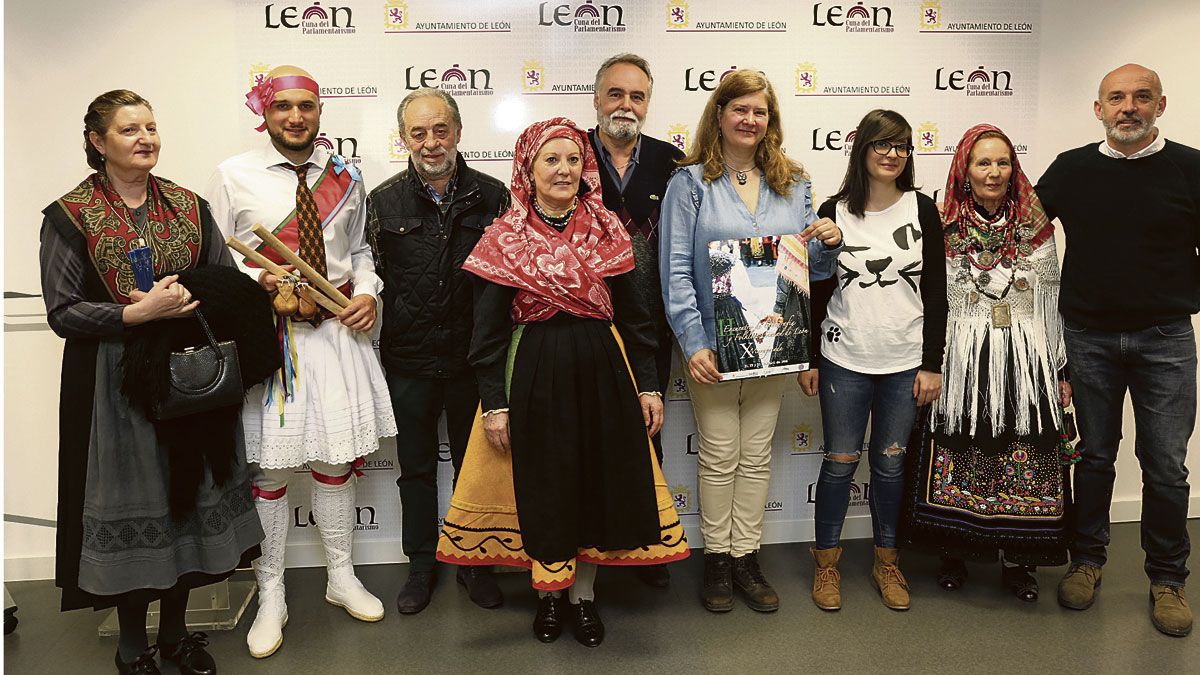 La concejala Margarita Torres con Javier Emperador, Luis Bandera, Roberto Carro, Marta Herrero y representantes de asociaciones y colectivos. | CÉSAR La concejala Margarita Torres con Javier Emperador, Luis Bandera, Roberto Carro, Marta Herrero y representantes de asociaciones y colectivos. | CÉSAR