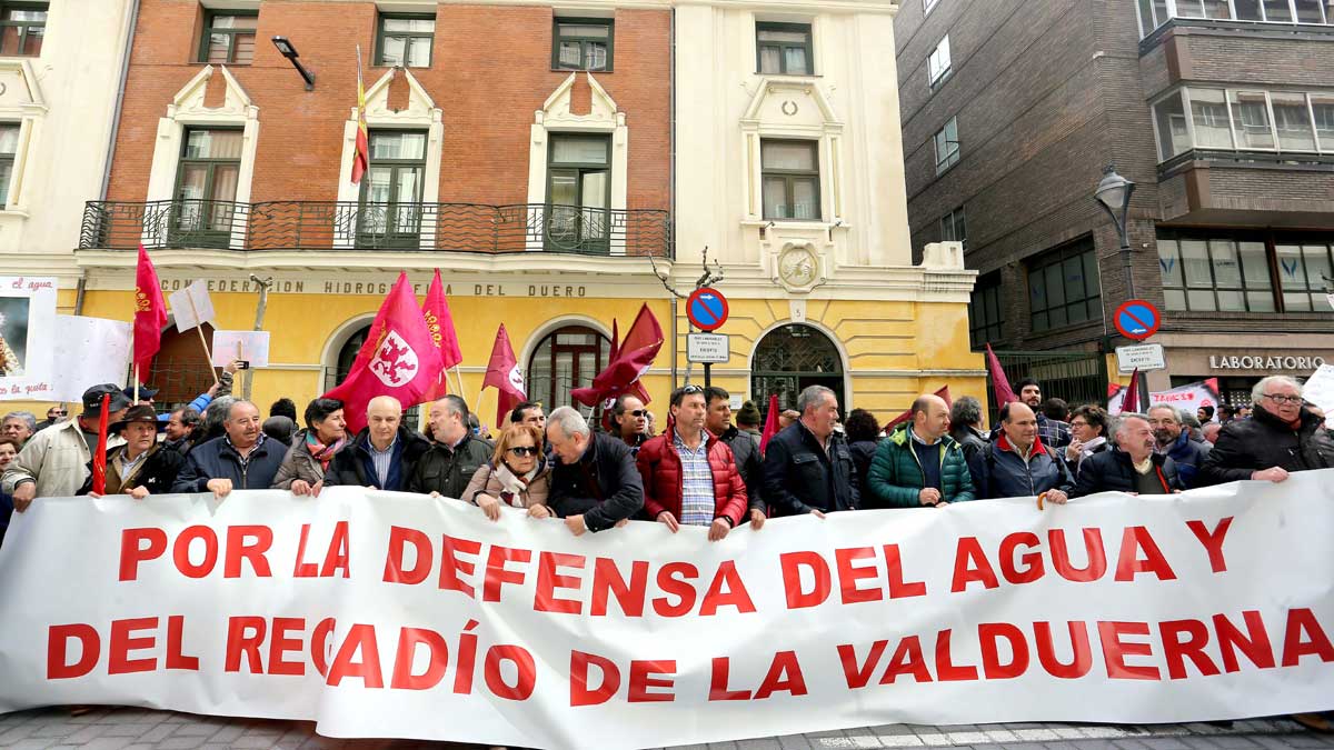 Un momento de la protesta de los regantes de la Valduerna ante la CHD. | ICAL Un momento de la protesta de los regantes de la Valduerna ante la CHD. | ICAL