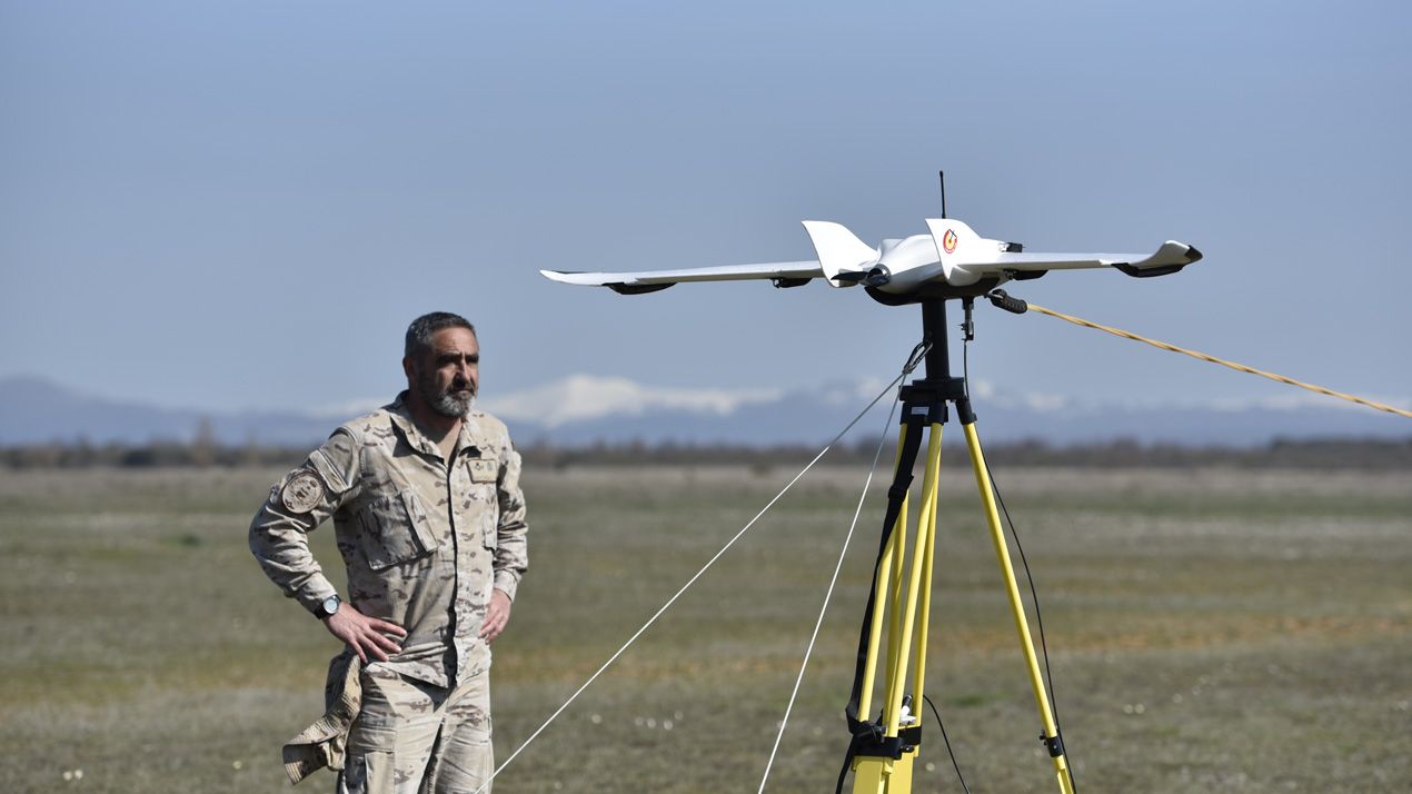 José Antonio Mancheño, brigada del departamento de Cartografía del Cecaf, este martes en La Virgen del Camino, con uno de los geodrones. | SAÚL ARÉN José Antonio Mancheño, brigada del departamento de Cartografía del Cecaf, este martes en La Virgen del Camino, con uno de los geodrones. | SAÚL ARÉN