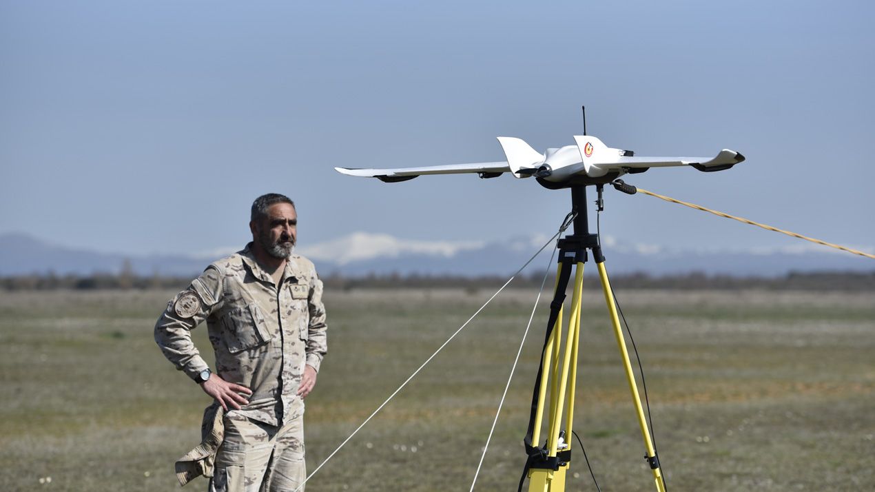 José Antonio Mancheño, brigada del departamento de Cartografía del Cecaf, este martes en La Virgen del Camino, con uno de los geodrones. | SAÚL ARÉN