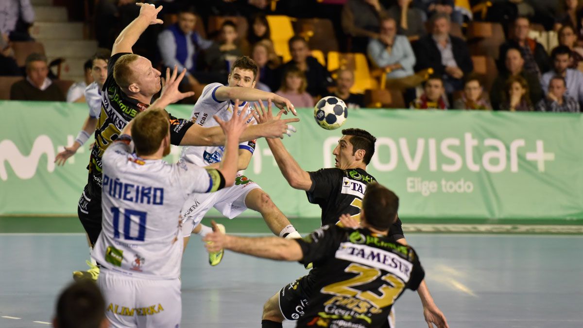 Rodrigo busca el pase al pivote a Piñeiro ante el Puente Genil. | SAÚL ARÉN