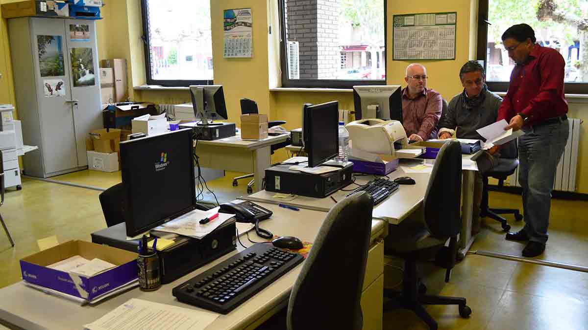 Funcionarios de la Junta Electoral de Zona de Ponferrada cotejando candidaturas para corregir los errores de la publicación provisional. | D.M.