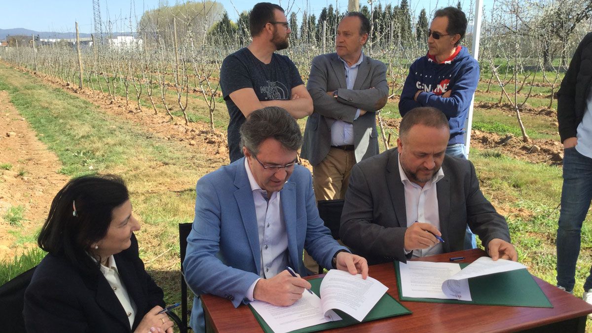 Firma del convenio en una parcela de Camponaraya. | L.N.C.