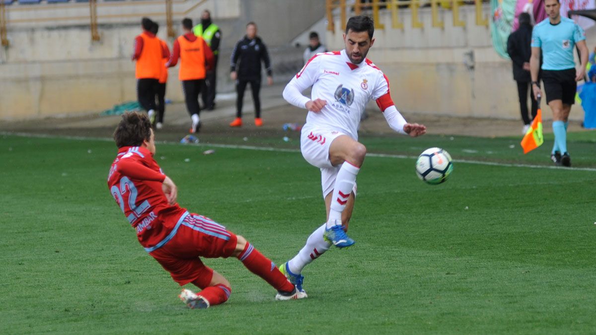 Víctor se anticipa a un defensor del Zaragoza para llevarse un balón. | DANIEL MARTIN