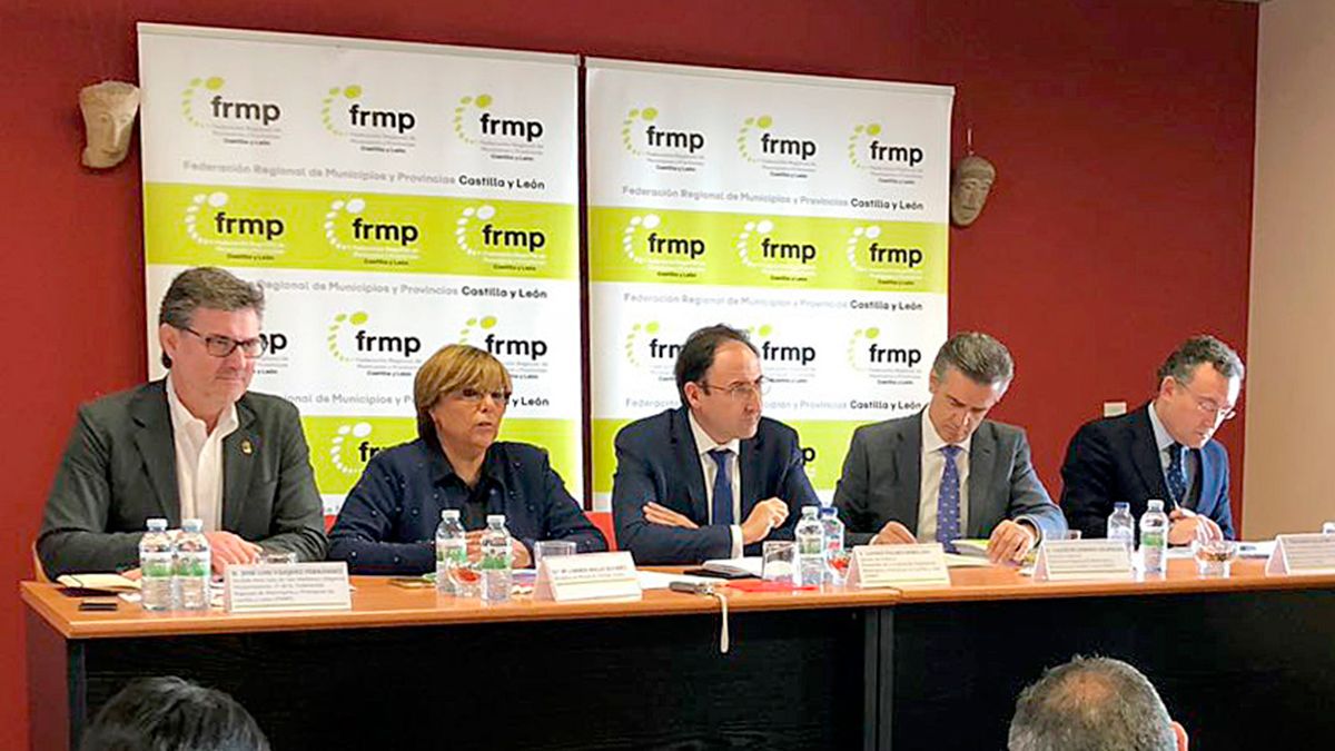 Reunión de la comisión ejecutiva de la Federación Regional de Municipios y Provincias (FRMP), presidida por Alfonso Polanco, celebrada en Murias de Paredes.