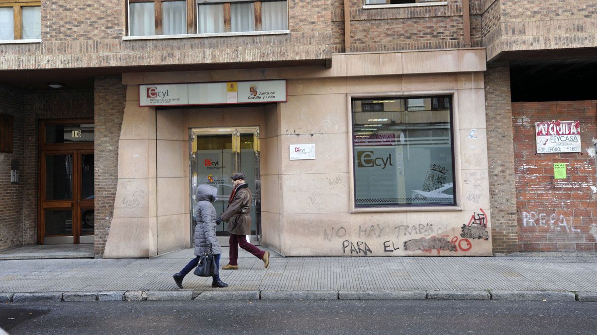 Imagen exterior de la oficina del Ecyl en la calle Ramón y Cajal de la capital leonesa. | DANIEL MARTÍN