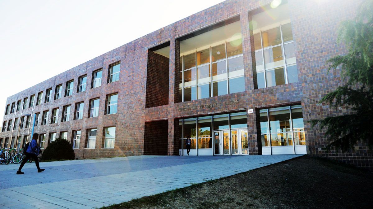 Fachada de la Facultad de Filosofía y Letras de la Universidad de León, que está ubicada en el campus de Vegazana. | L.N.C. Fachada de la Facultad de Filosofía y Letras de la Universidad de León, que está ubicada en el campus de Vegazana. | L.N.C.