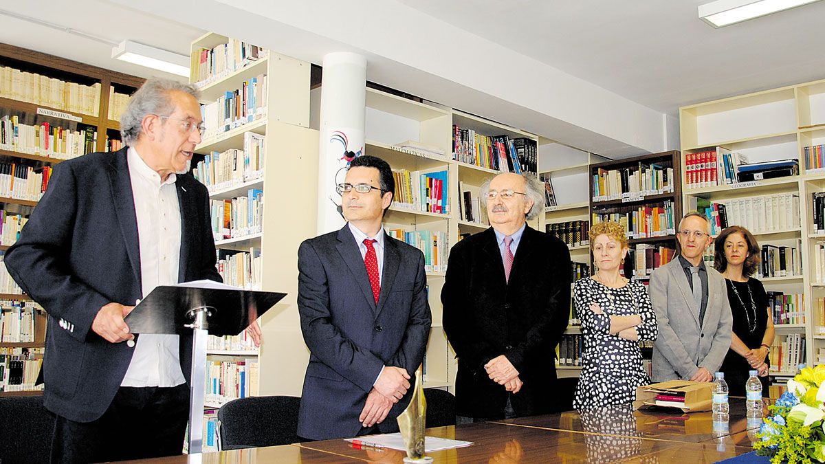 La biblioteca del IES Ornia se denomina ahora ‘Antonio Colinas’. | ABAJO