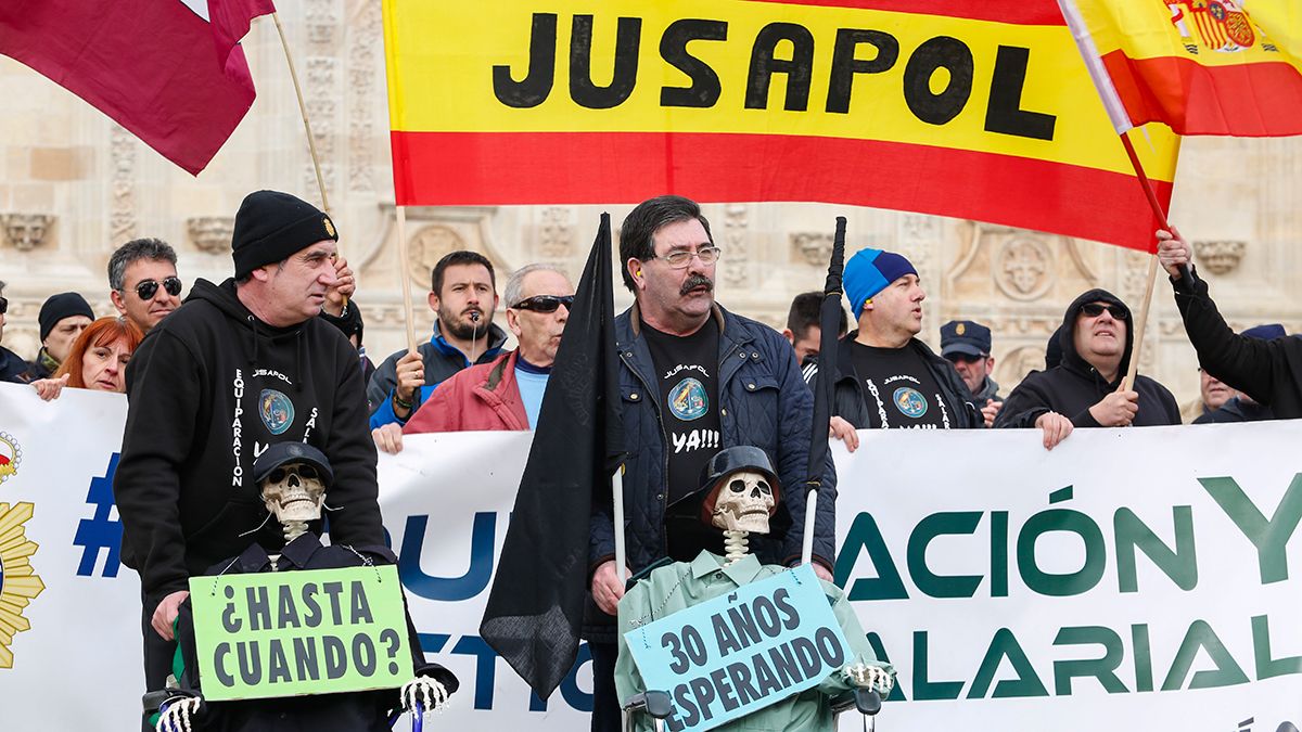 Imagen de una concentración por la equiparación salarial en León. | ICAL