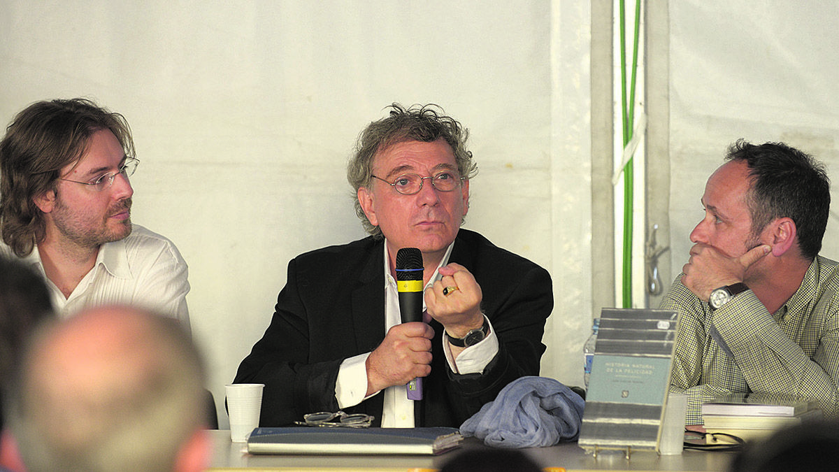 Juan Carlos Mestre a su paso por la Feria del Libro de León. | MAURICIO PEÑA Juan Carlos Mestre a su paso por la Feria del Libro de León. | MAURICIO PEÑA