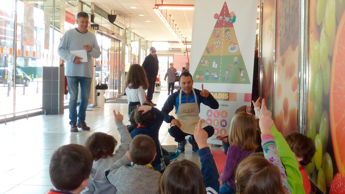 Visita de los alumnos a los supermercados de Ponferrada. | L.N.C.