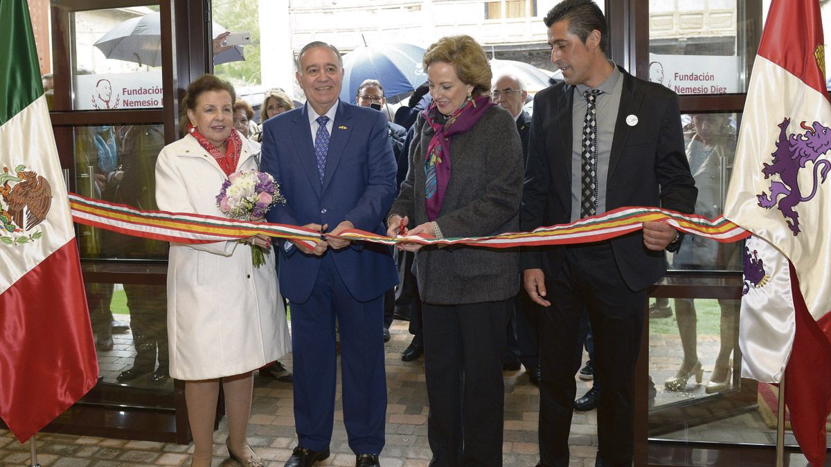 El hijo de Nemesio Diez rodeado de su mujer y la embajadora de México en España, junto al presidente de la Junta Vecinal. | MAURICIO PEÑA El hijo de Nemesio Diez rodeado de su mujer y la embajadora de México en España, junto al presidente de la Junta Vecinal. | MAURICIO PEÑA