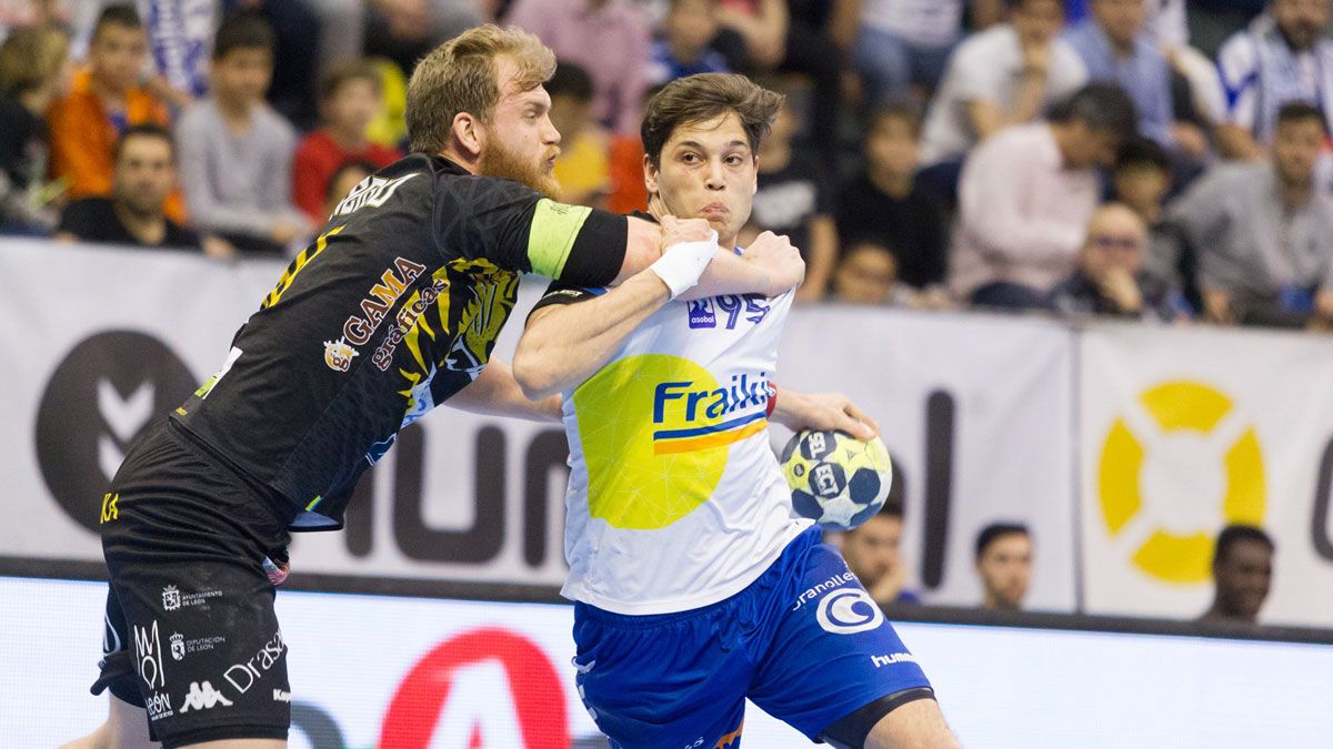 Piñeiro en una acción defensiva en Granollers. | XAVIER SOLANAS