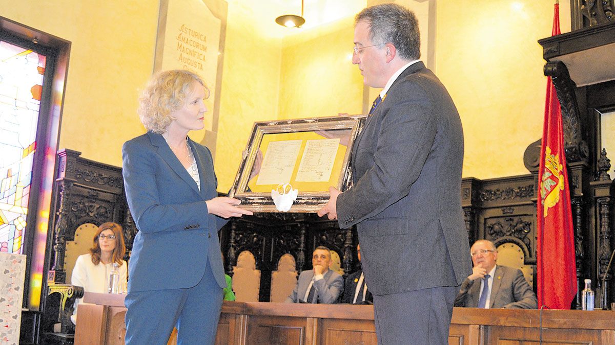 El Ayuntamiento obsequió a la embajadora con un documento original. | P.F. El Ayuntamiento obsequió a la embajadora con un documento original. | P.F.