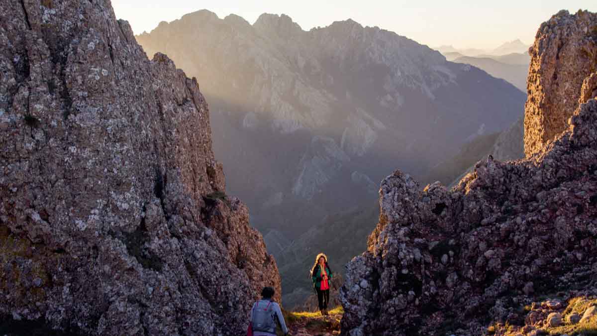 Camino entre las Peñas del Diablo. | VICENTE GARCÍA