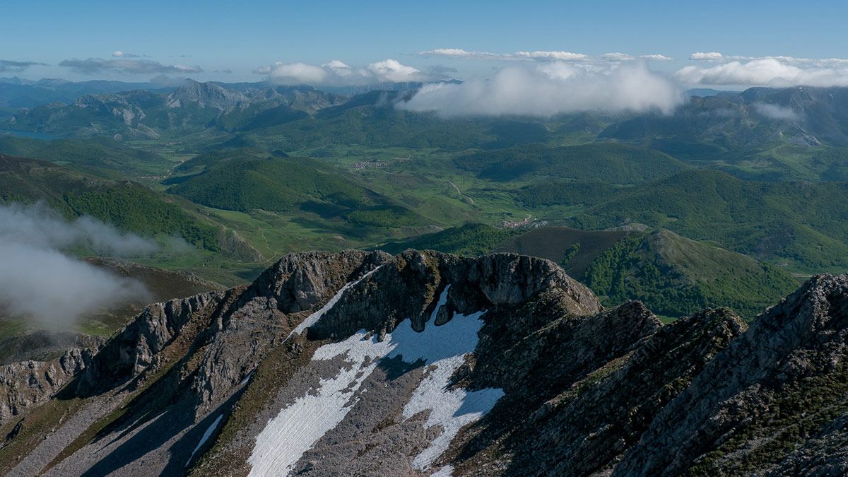 Vista de Valdeburón desde la cumbre. | VICENTE GARCÍA