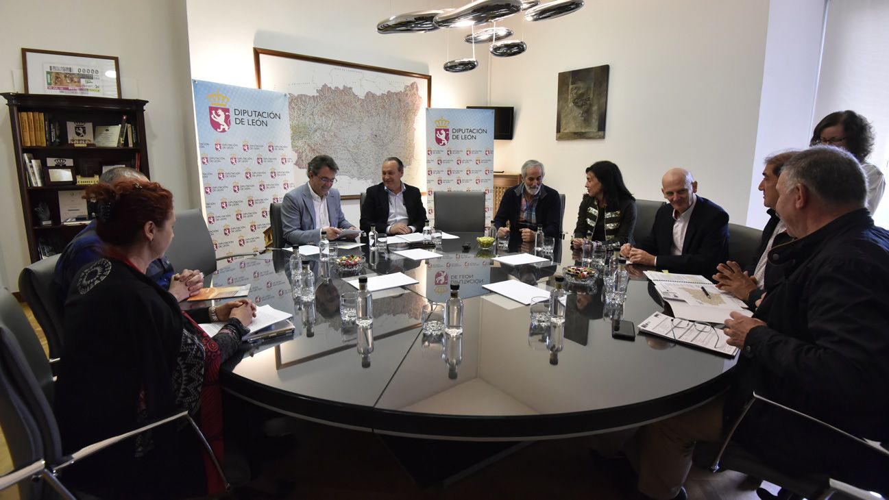 Políticos y funcionarios se reunieron para abordar el RD 128/2018. | SAÚL ARÉN Políticos y funcionarios se reunieron para abordar el RD 128/2018. | SAÚL ARÉN