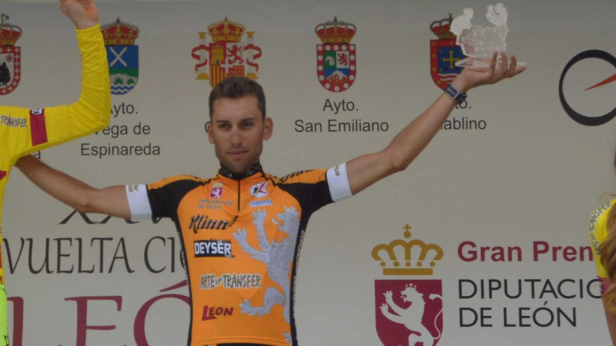 Roberto Méndez, en el pódium de la última Vuelta a León. | MAURICIO PEÑA