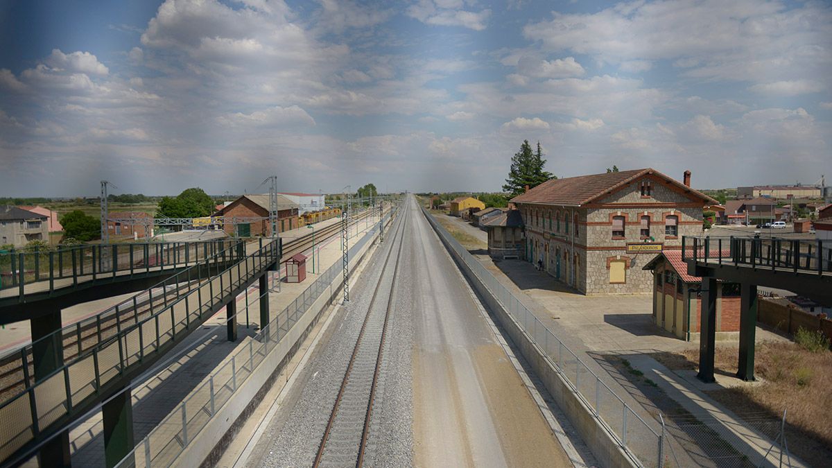 La plataforma de la línea del AVE que une Valladolid con Palencia y León ya está preparada para la instalación de una segunda vía. | MAURICIO PEÑA