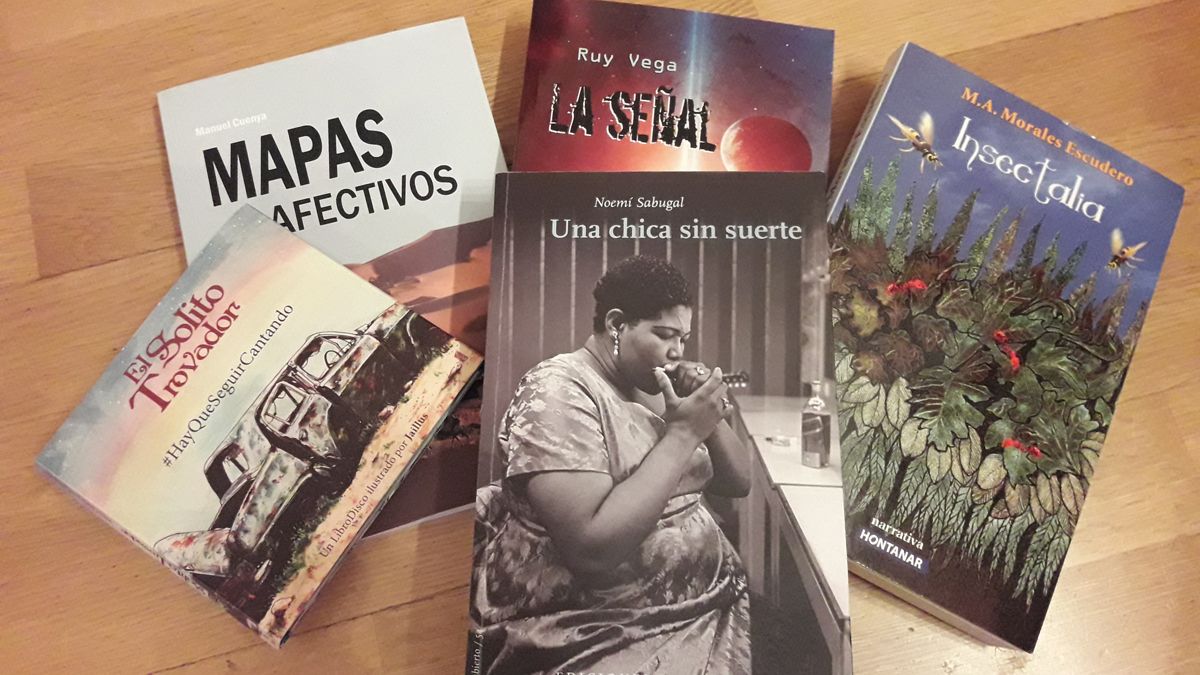 Portada de la obra de Noemí sabugal ‘Una chica sin suerte’ entre otros trabajos sobre la mesa de lecturas.