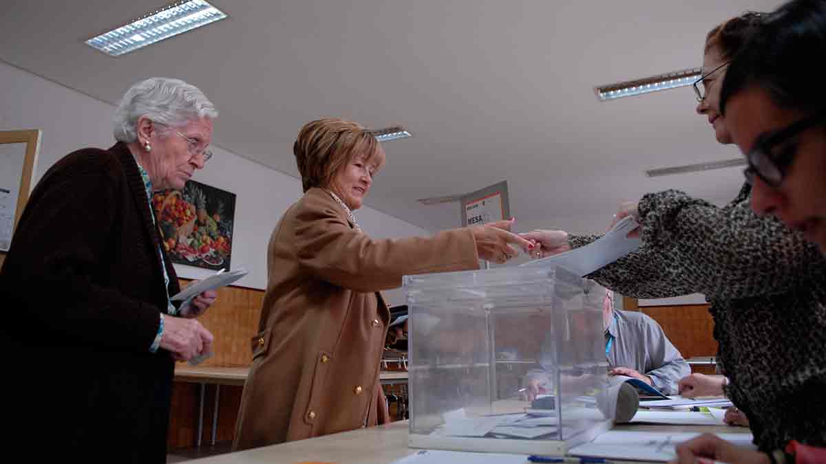 Imagen de archivo de una ciudadana de León ejerciendo su derecho a voto en unas elecciones. | MAURICIO PEÑA