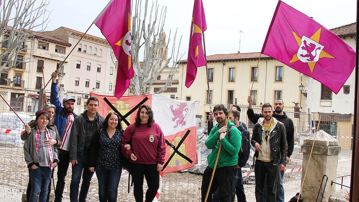 La formación Esquierda Llionesa, que agrupa a varios colectivos leonesistas, organiza una concentración en la plaza del Grano. | ICAL