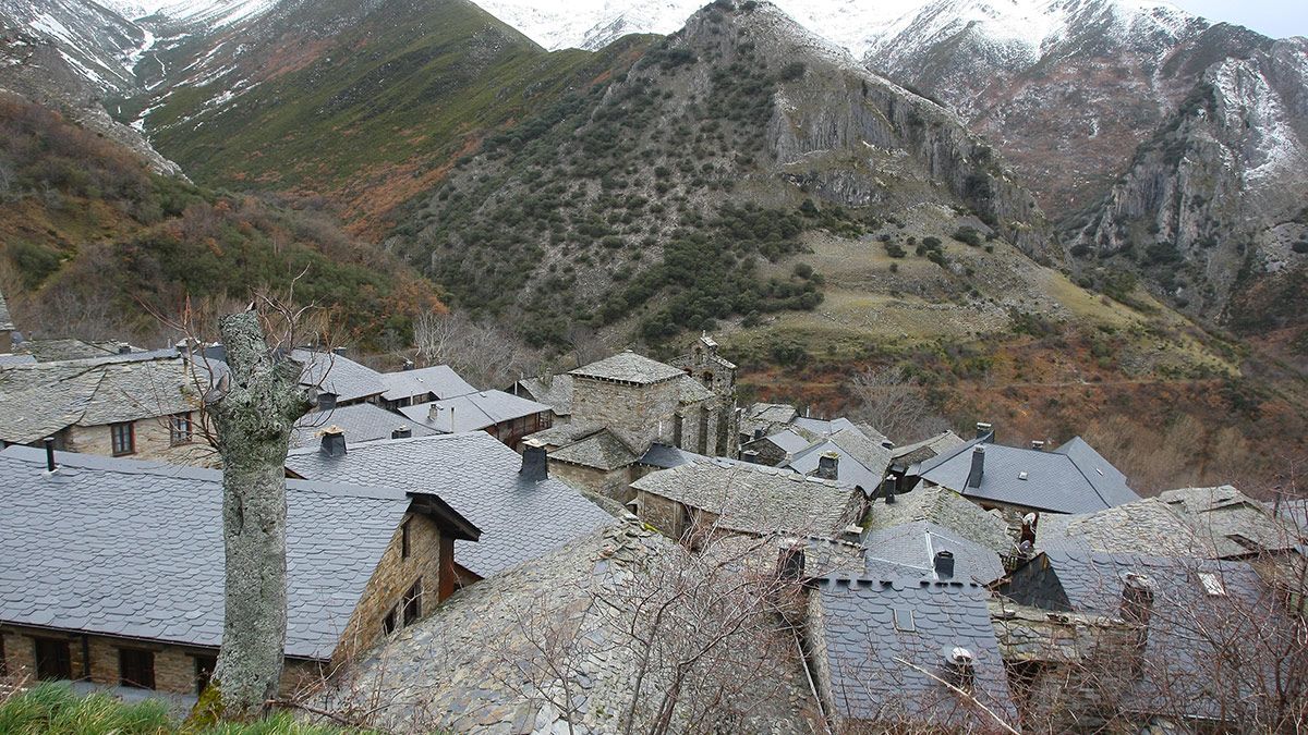 "Un valle virgen dominado por frondosos bosques de roble, ríos y cascadas naturales", argumenta la Guía sobre Peñalba. | ICAL "Un valle virgen dominado por frondosos bosques de roble, ríos y cascadas naturales", argumenta la Guía sobre Peñalba. | ICAL