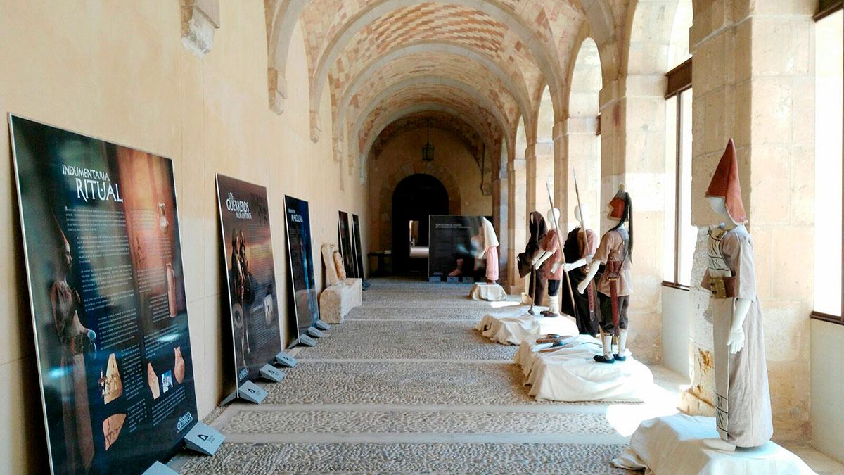 Muestra de indumentarias tradicionales en el II Encuentro de Etnografía y Folklore 'Ciudad de León'. | ICAL Muestra de indumentarias tradicionales en el II Encuentro de Etnografía y Folklore 'Ciudad de León'. | ICAL