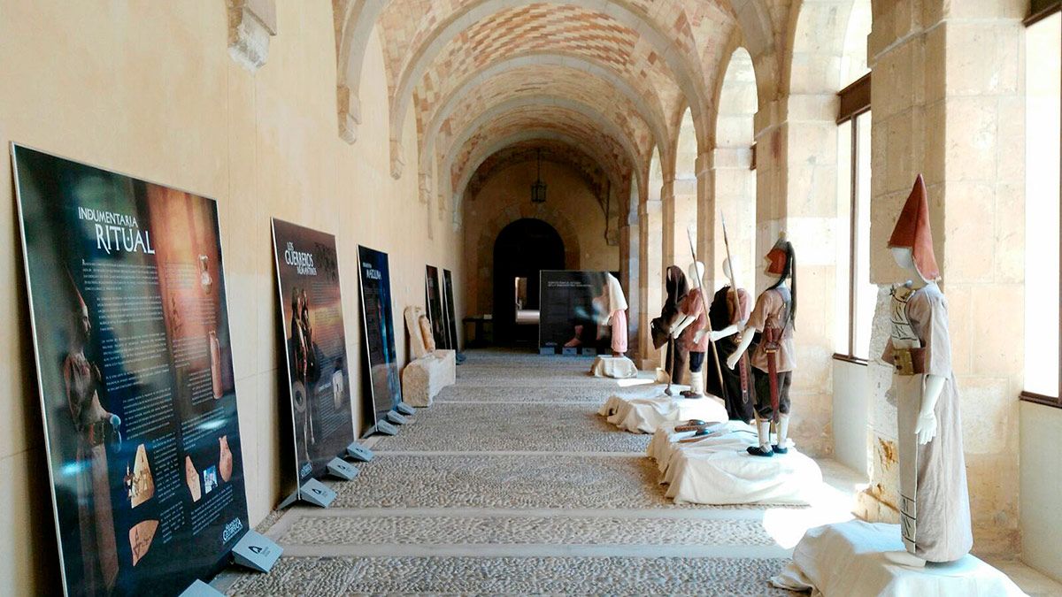 Muestra de indumentarias tradicionales en el II Encuentro de Etnografía y Folklore 'Ciudad de León'. | ICAL