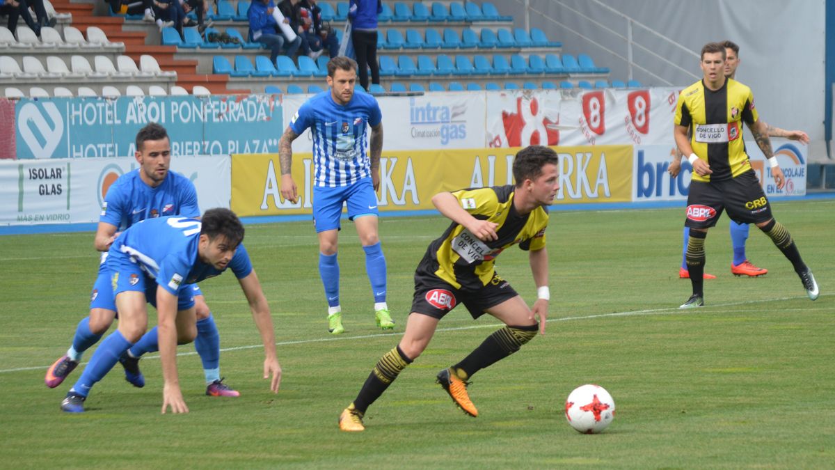 Partido entre Deportiva y Rápido de Bouzas en El Toralín. | A.C.