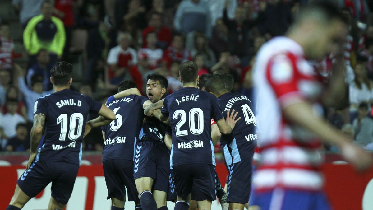 La Cultural celebra el gol del empate en Granada. | LOF