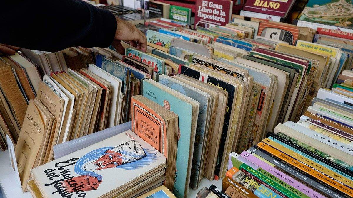 Varias librerías estarán presentes este lunes en el patio del Palacio de los Guzmanes. | DANIEL MARTÍN