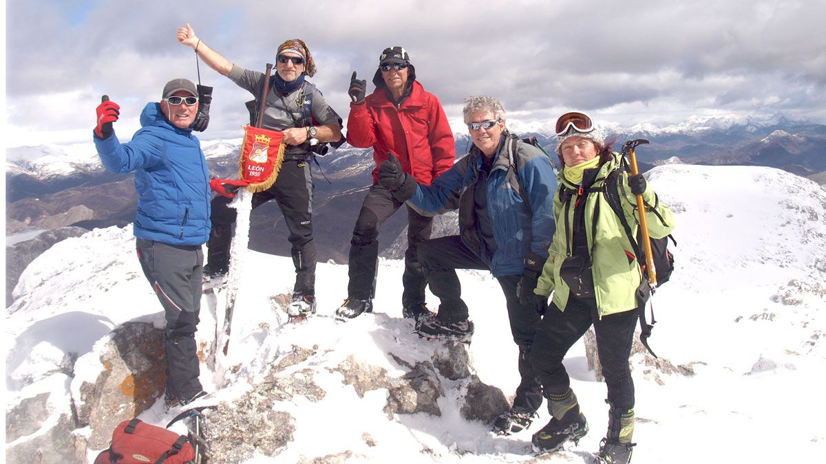 Los cinco leoneses componentes de la expedición al Himalaya que afrontarán la ascensión al Chulu West de 6.419 metros de altura.