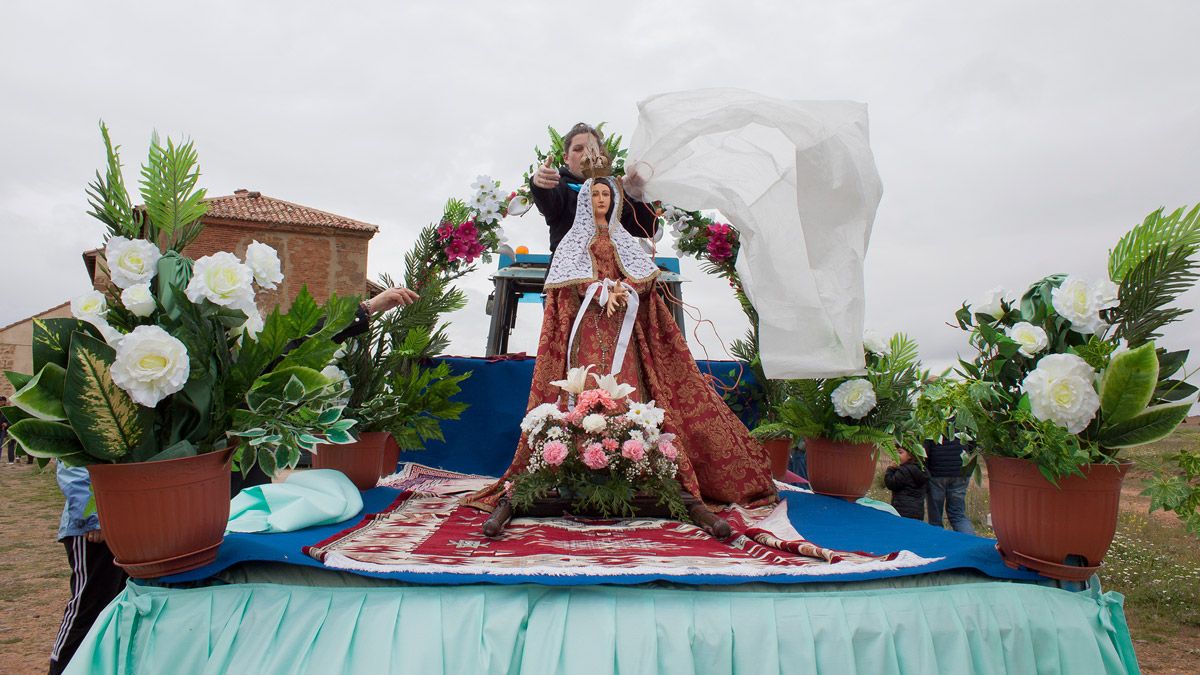 A pesar de la lluvia y el viento, la romería se celebró como cada año aunque con menos público. | T. GIGANTO