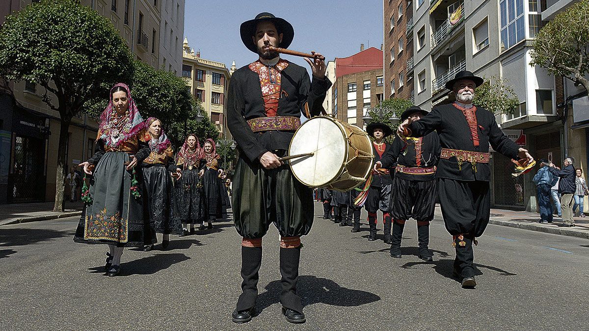 Vistosa maragatada por las calles del centro de León exhibiendo indumentaria y folclore. | MAURICIO PEÑA