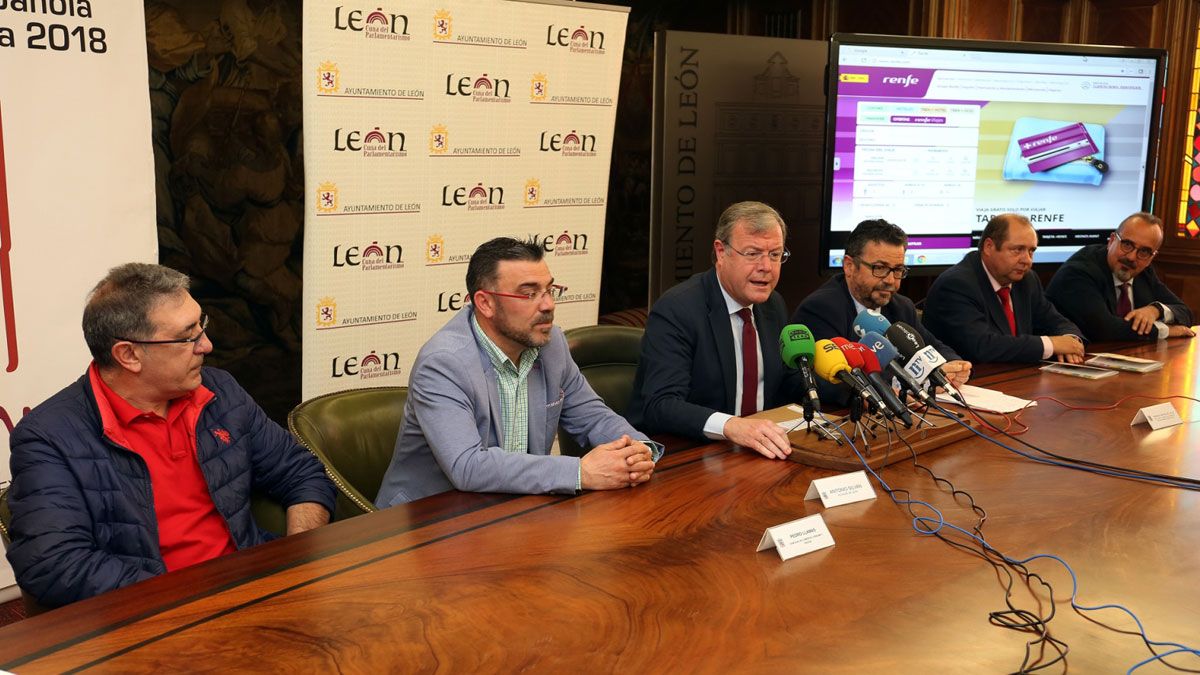 Responsables de los restaurantes, de Renfe y del Ayuntamiento presentaron este martes la iniciativa. | L.N.C. Responsables de los restaurantes, de Renfe y del Ayuntamiento presentaron este martes la iniciativa. | L.N.C.