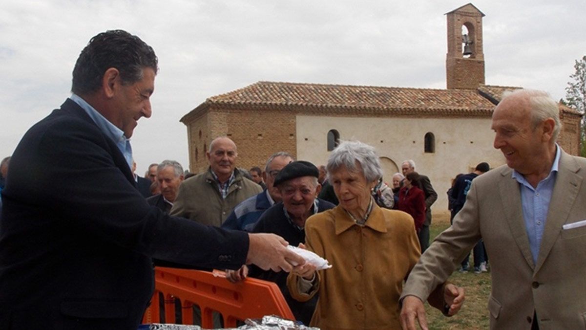 De la romería de San Marcos es típico el reparto del pan y el queso.