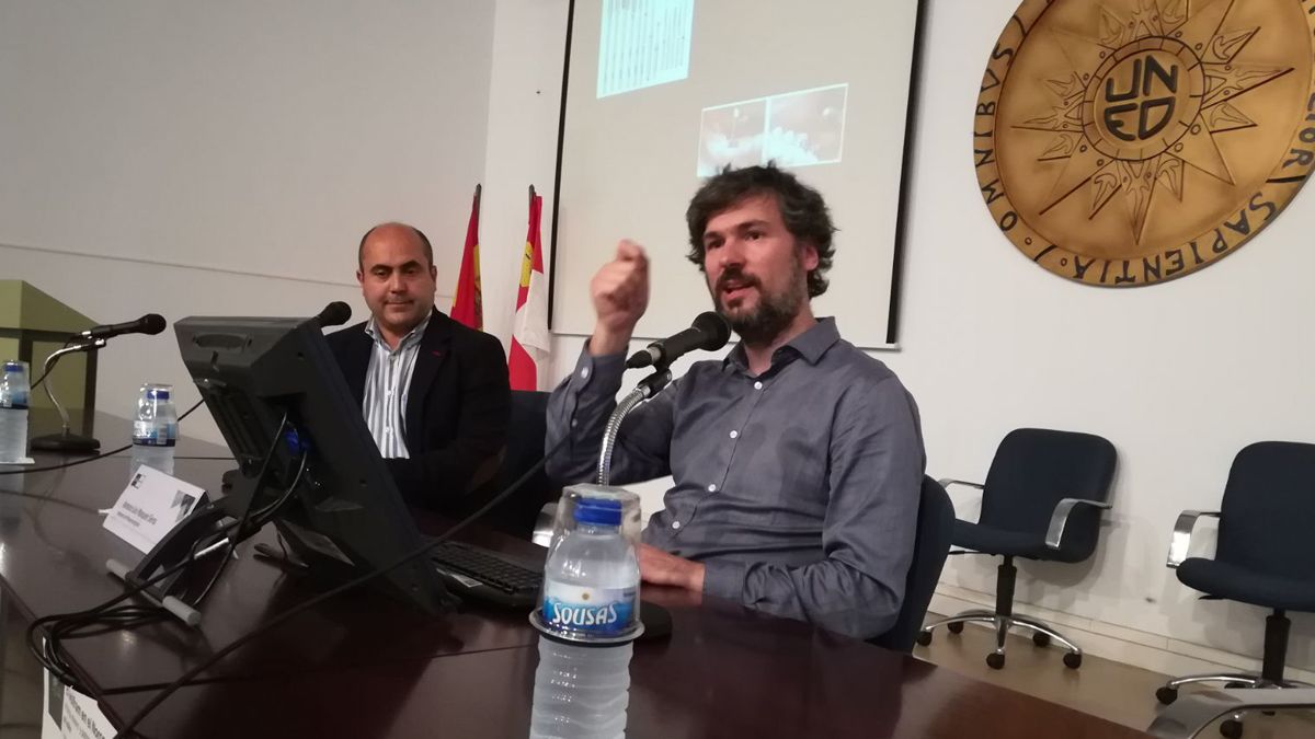 Imagen de la ponencia inaugural en la Uned.