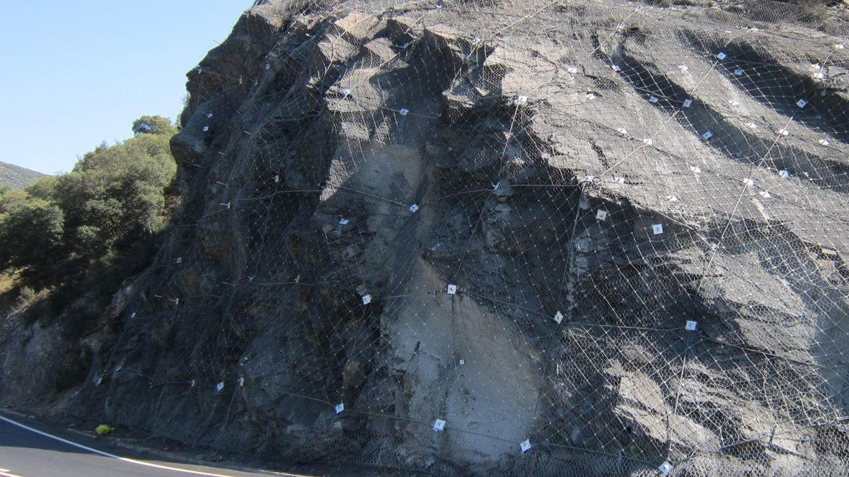 Imagen de la zona de la carretera en obras donde se dañó el yacimiento. | ARAGONITO AZUL