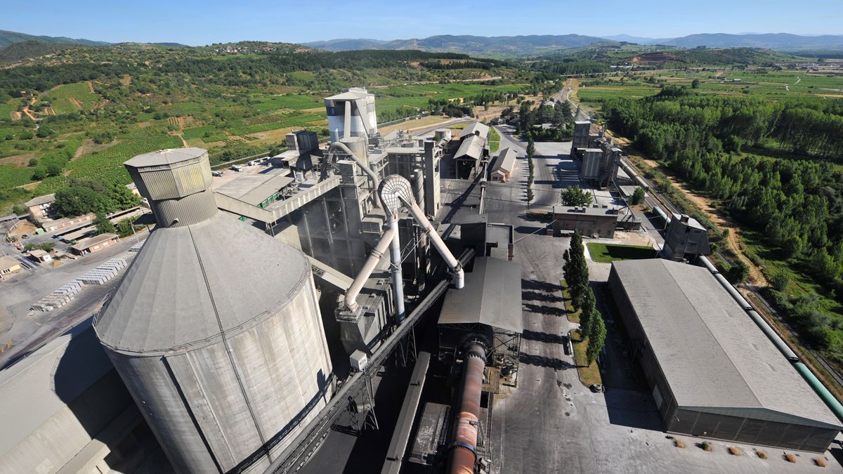 Imagen de la fábrica de Cementos Cosmos en Toral de los Vados. | CÉSAR SÁNCHEZ (ICAL)