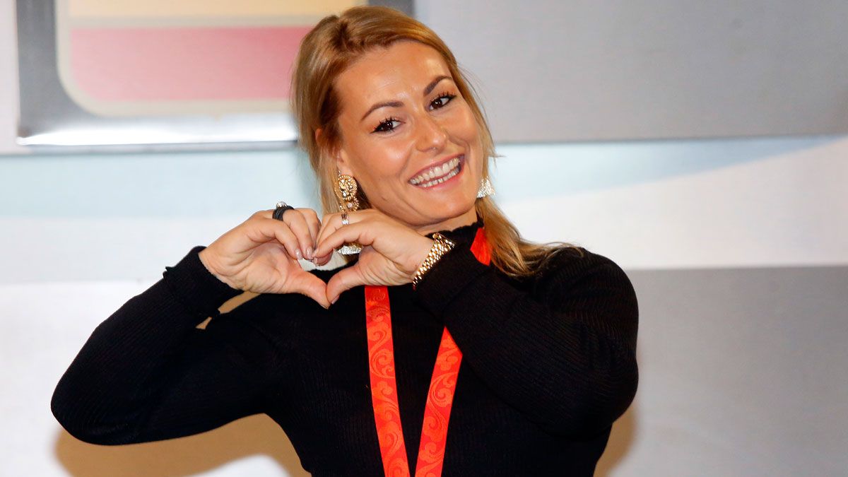 Lydia Valentín recibiendo una de sus medallas. | ICAL