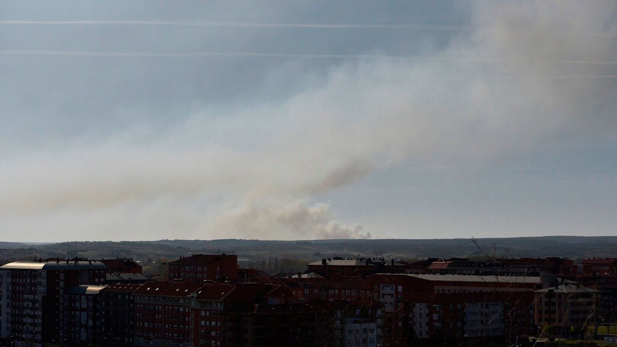 Así se podía ver la columna de humo desde León. | SAÚL ARÉN
