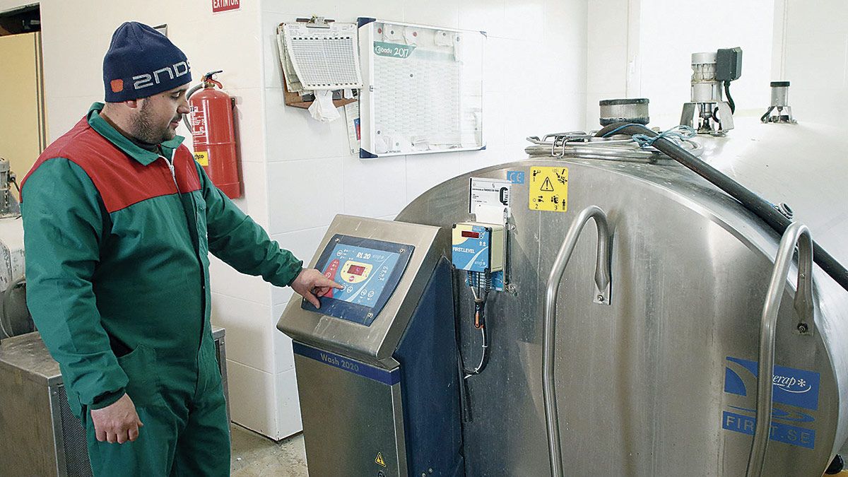 Un operario controla los parámetros del refrigerador de una explotación de vacuno de leche. | L.N.C.