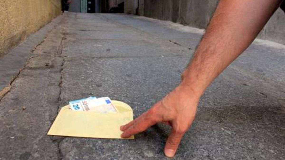 Ana e Isabel encontraron un sobre con casi 2.000 euros, del que asomaban un billete de 50 y otro de 20. | ABC