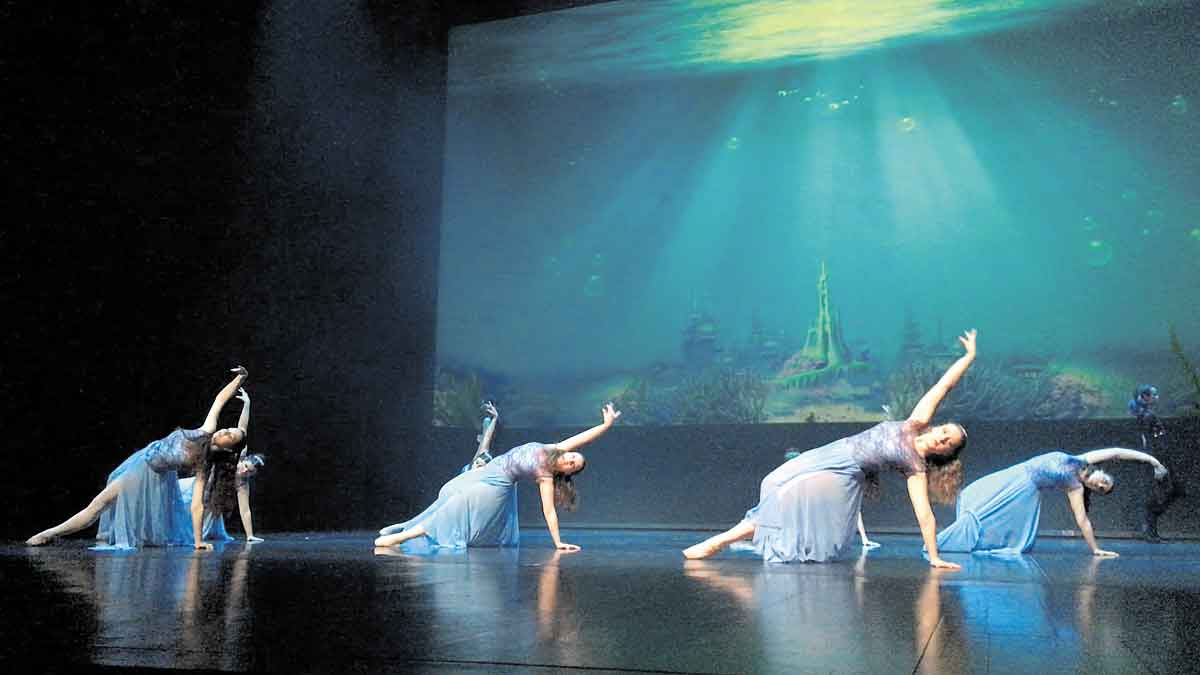 Imagen de la gala de fin de curso del pasado año, que con ligeras variantes volverá a representarse para celebrar el Día Internacional de la Danza. | L.N.C.